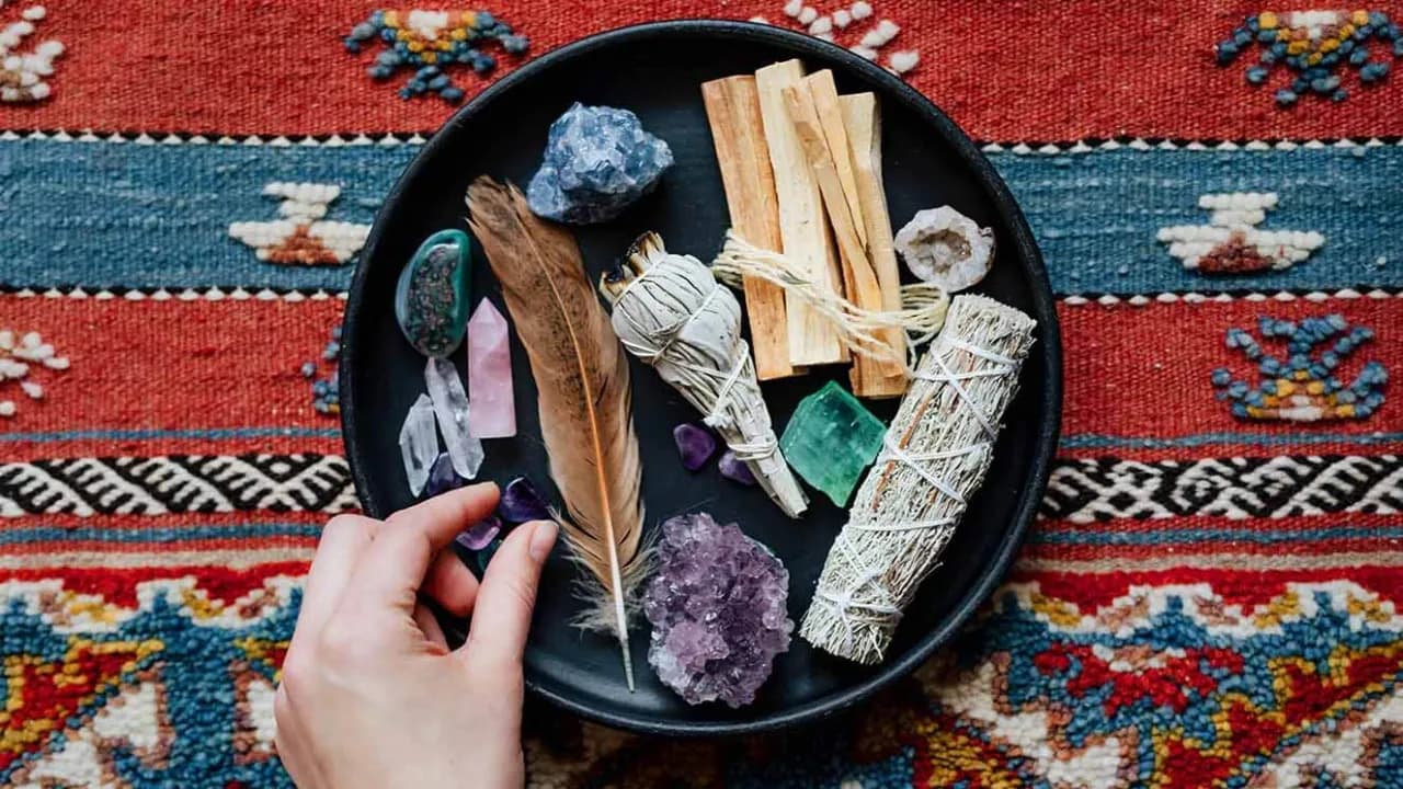 Jak odczarować urok: skuteczne metody na pozbycie się negatywnej energii