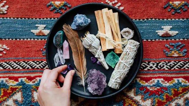 Jak odczarować urok: skuteczne metody na pozbycie się negatywnej energii