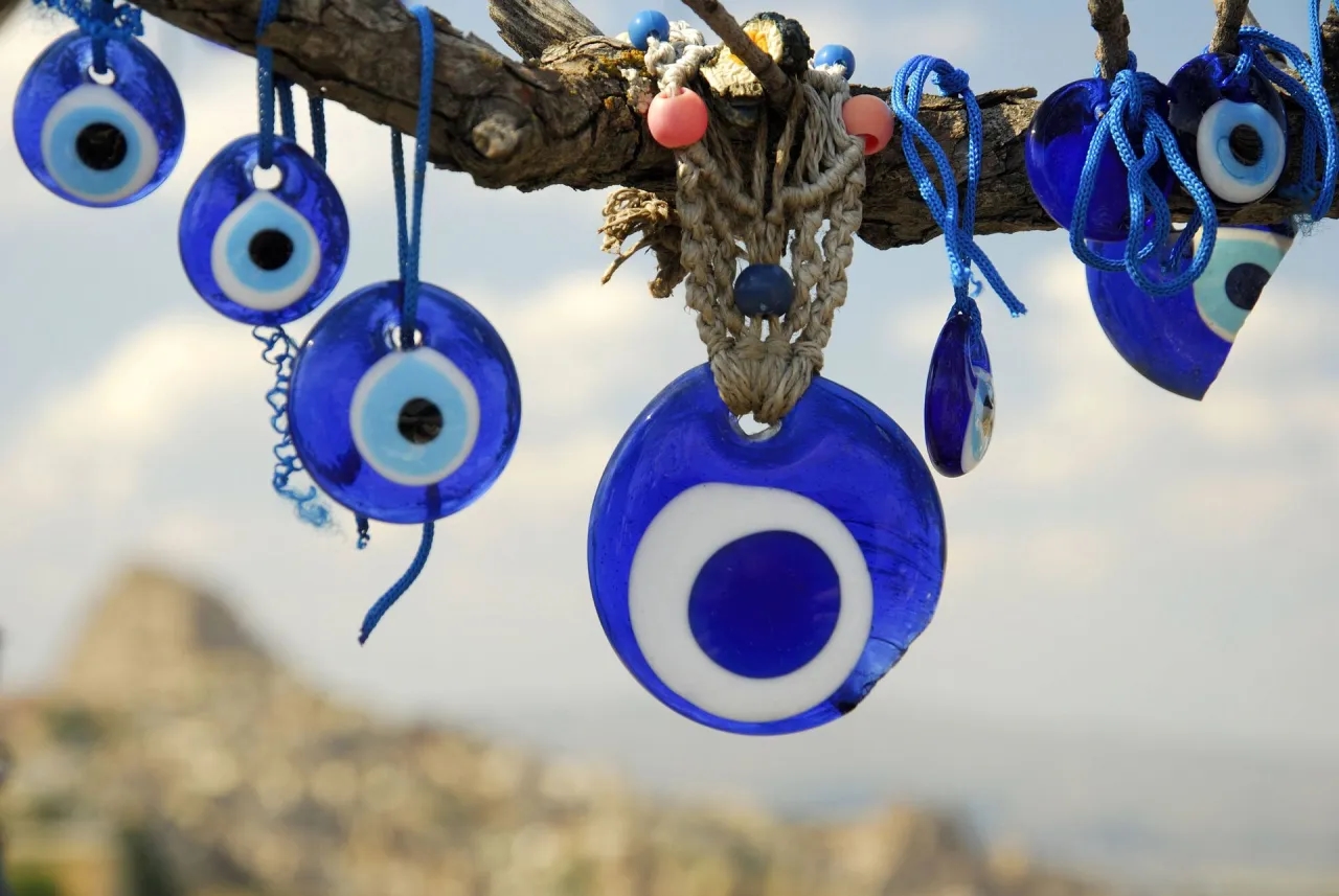 Czy oko proroka przynosi pecha? Odkryj prawdę o amulecie