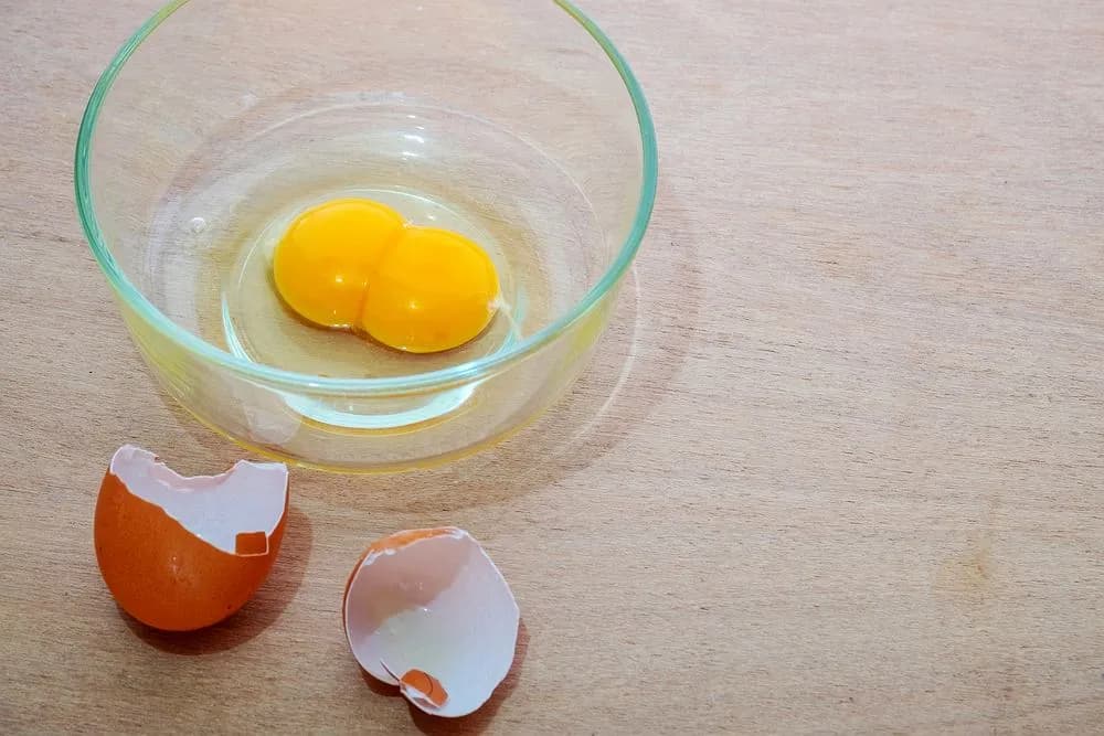 Dwa żółtka w jajku: Czy to dobry znak i co może zwiastować?
