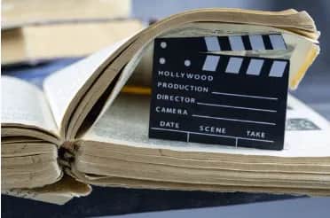 Dlaczego maratony filmowe i serialowe stały się tak popularne? Analiza trendu