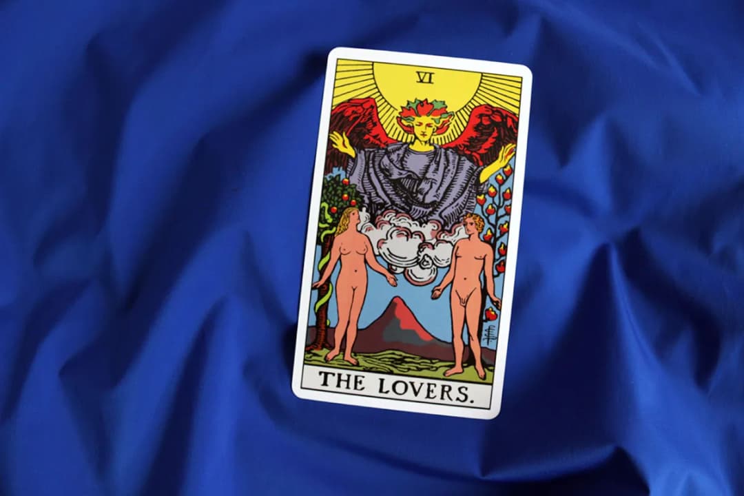 Poznaj znaczenie karty the lovers tarot: miłość, wybory i duchowość