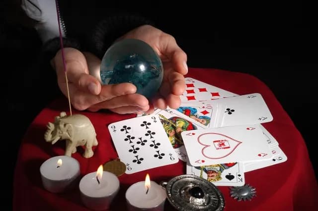 Czy karty tarota przepowiedzą kiedy umrzesz? Poznaj prawdę o wróżbach